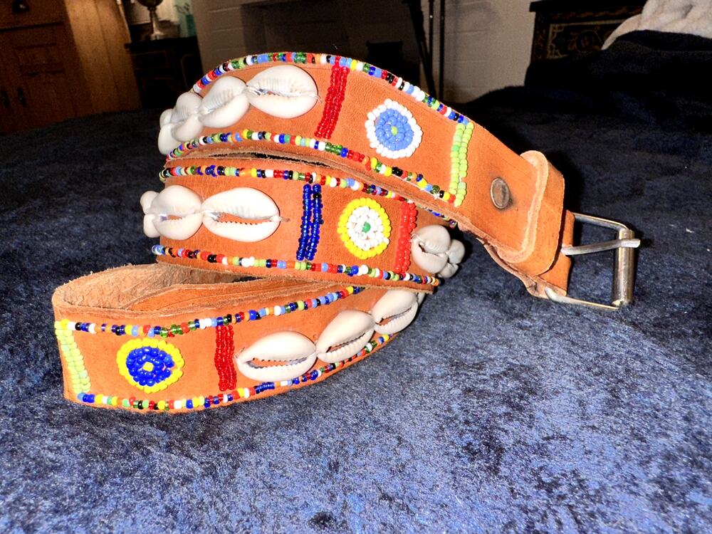 VINTAGE UNISEX BOHO LEATHER BELT STUDDED WITH COWRIE SHELLS & BEADS L NEVER WORN